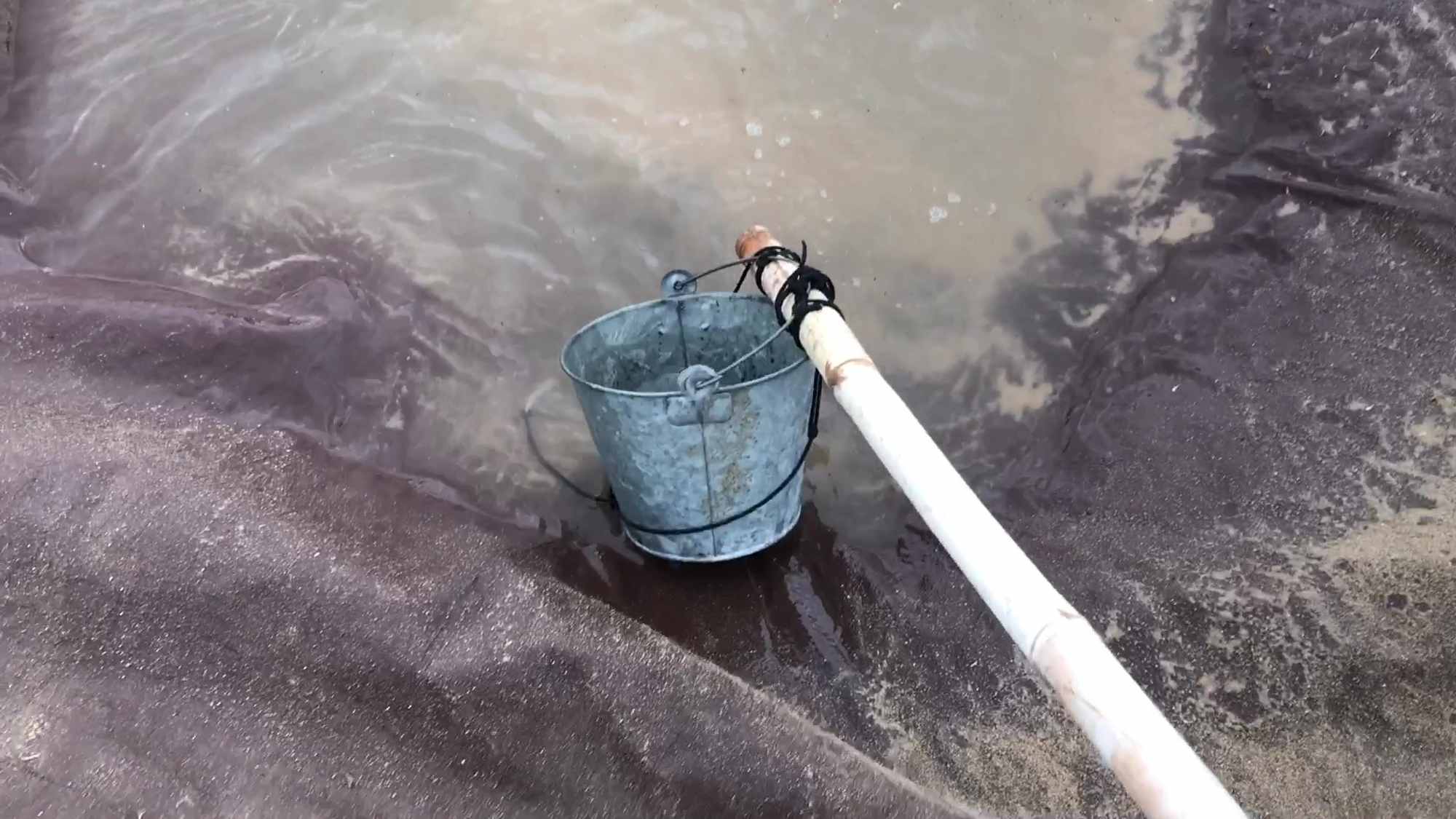 02 Attached Galvanized Pail With Paracord To Bamboo Pole To Prevent Leg Injuries And Remain Upright