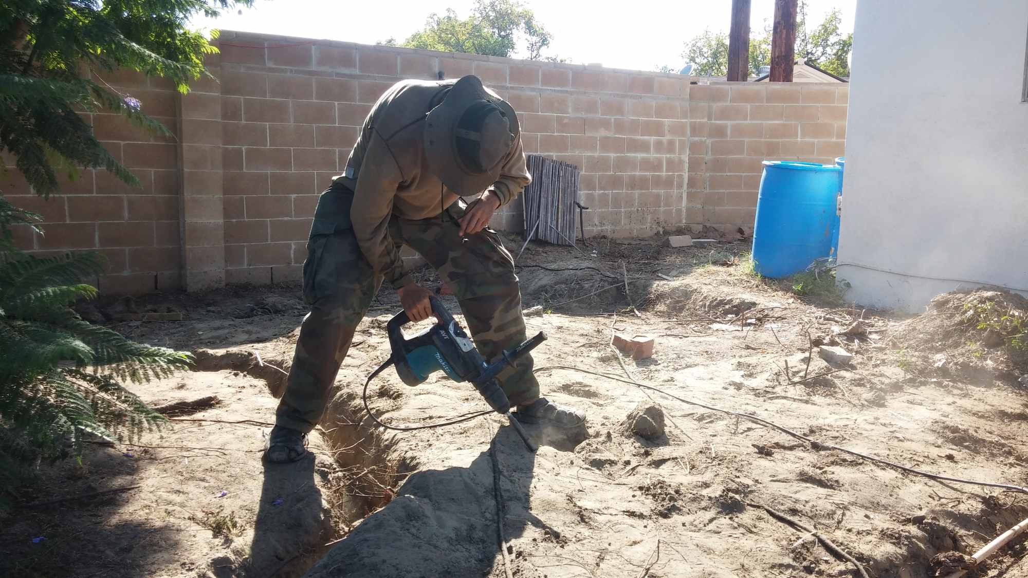 Demolition Hammer with Shovel Bit